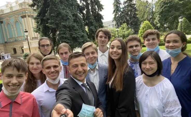 Зеленский сфотографировался с рекордсменами ВНО