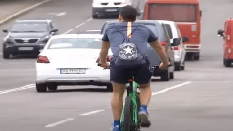 В Ровно полицейский выстрелил в велосипедиста, решив, что он угонщик