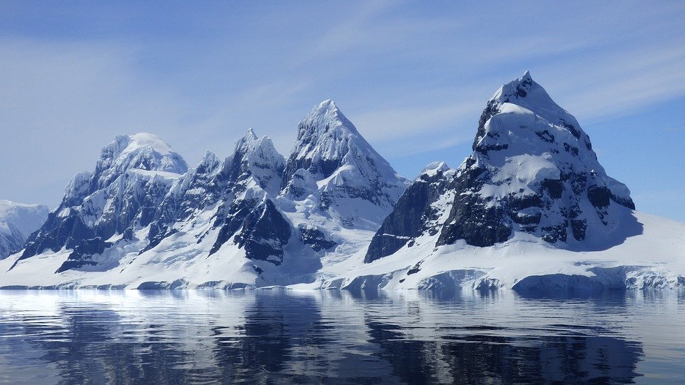 Подо льдами Антарктиды нашли 300-километровый объект из металла