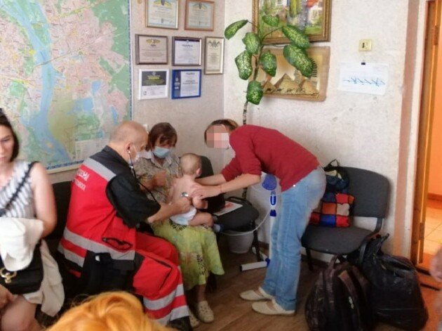 Женщина бросила у магазина Киева двух маленьких внучек
