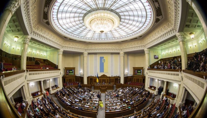 Зеленский просит созвать внеочередное заседание парламента