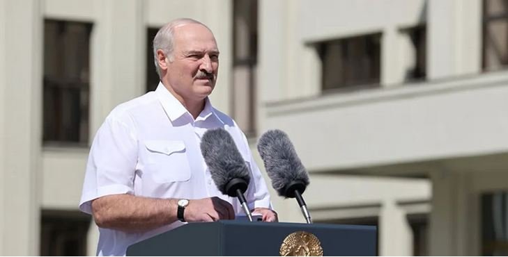 Лукашенко на митинге попросил у беларусов защиты от протестующих