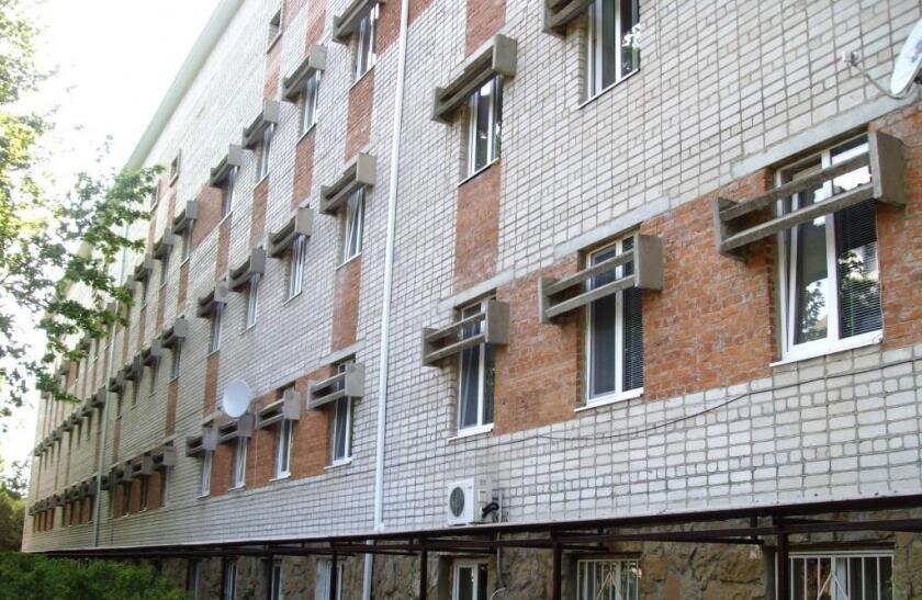 Зачем в СССР на окнах некоторых домов устанавливали бетонные «козырьки»