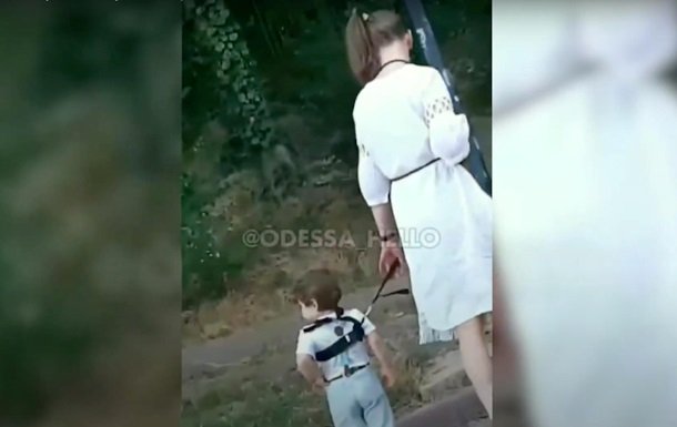В Одессе девушка "выгуляла" ребенка на поводке