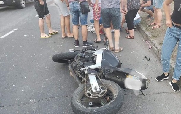 Мотоциклист на пешеходном переходе в Одессе сбил женщину с двумя детьми