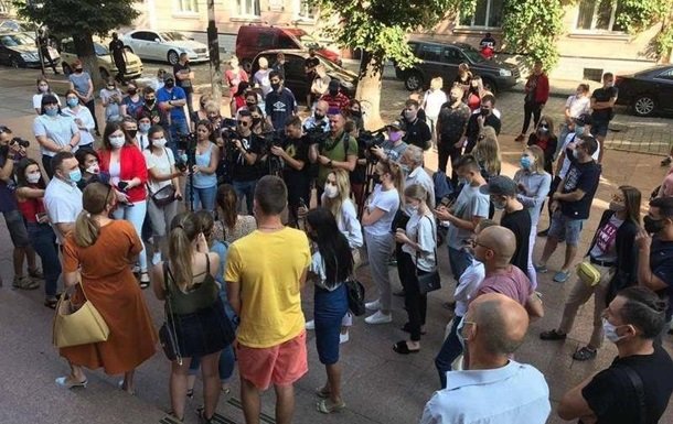 "Красная" зона карантина: в Черновцах горожане вышли на протест