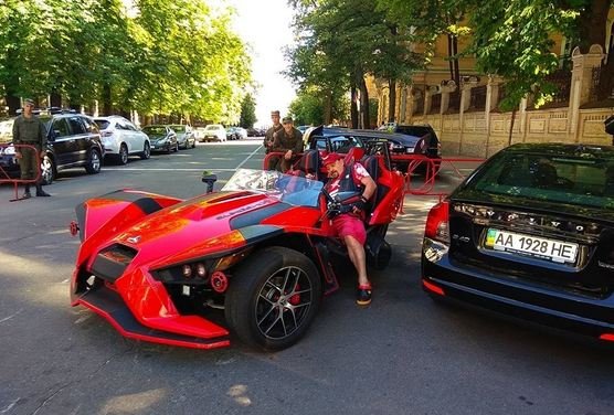 Шикарный трехколесный спорткар: чем удивил Киев Поярков