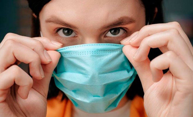 При длительном ношении маски есть риск подхватить болезнь:  врач назвал риски