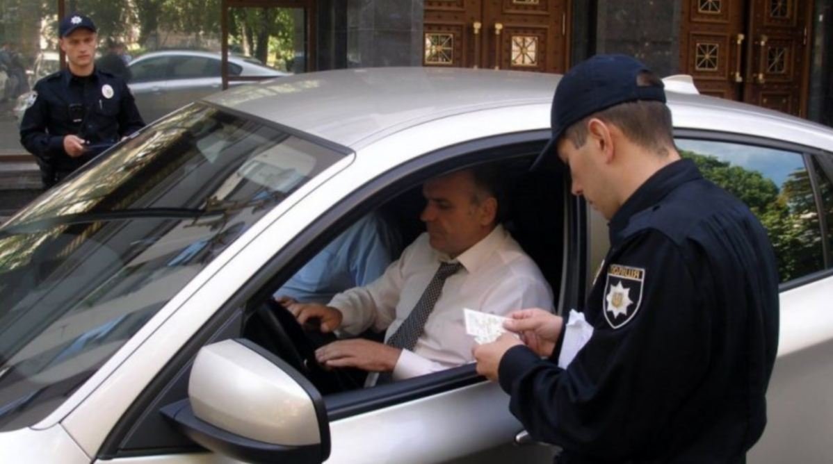 Ситуация на дороге: когда полицейский имеет право изъять водительское удостоверение