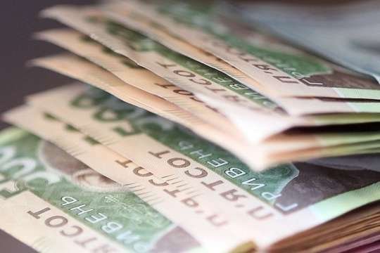 Зарплаты в Украине: кто в 2021 году получит прибавку