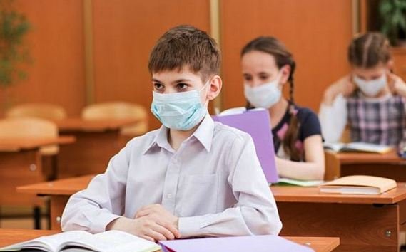 Ребенок в классе заболел COVID-19: как будут действовать учитель, медсестра, родители