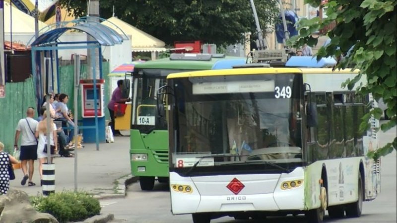 В Черновцах через день после запрета запустили общественный транспорт
