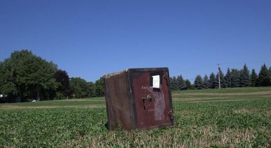 Фермер нашел на участке 2-пудовый сейф с запиской, это изменило его жизнь на карантине