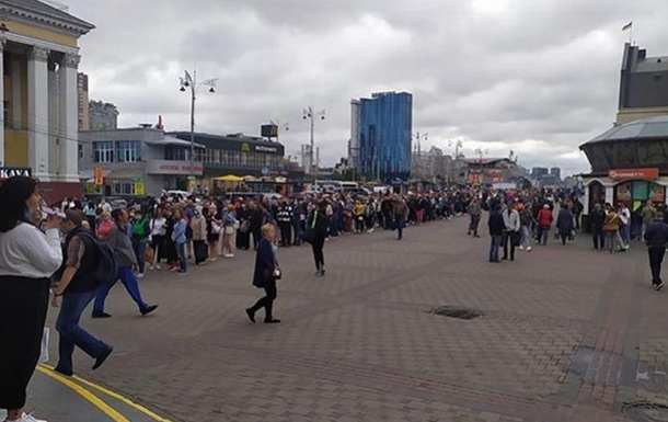 В Киеве у входа в метро образовалась огромная очередь