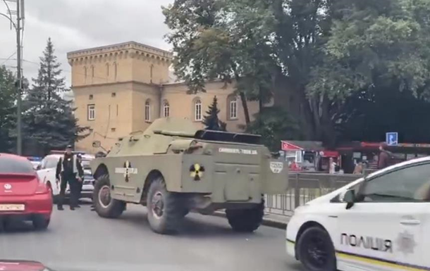 В центре Киева полиция остановила БРДМ