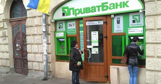 Списал средства и не вернул:  Приватбанк оставил украинцев без денег