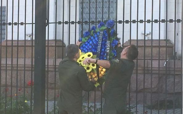 Под посольство России пришли ветераны: дипломатам напомнили о погибших в Иловайском котле