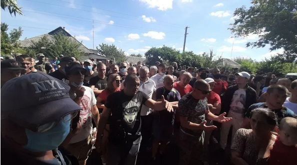 Село митингует против ромов: подробности из Харьковской области