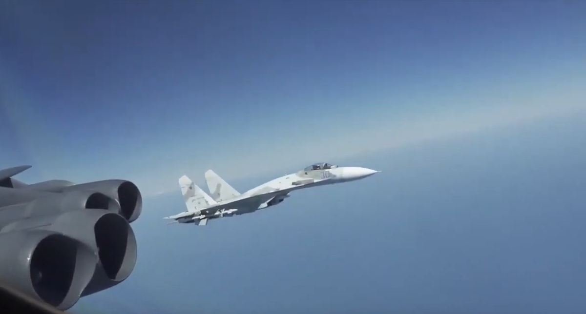 Пентагон показал, как ведет себя российский истребитель над Черным морем