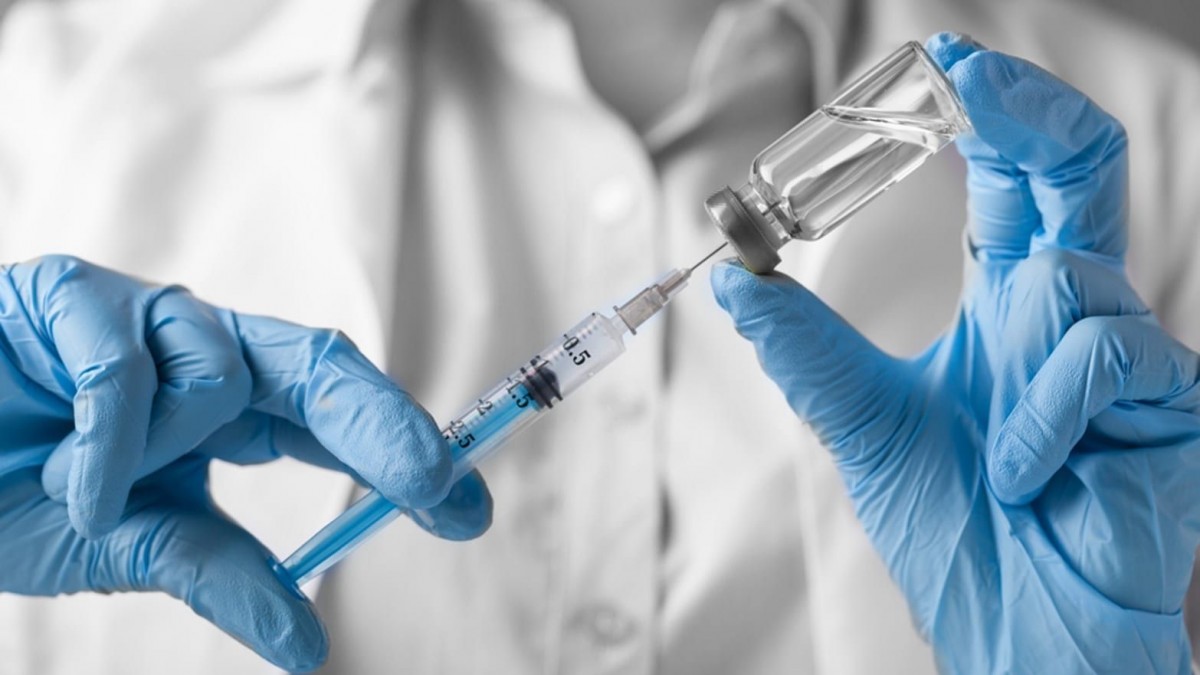 Прививка от гриппа поможет избежать осложнений после COVID-19 - врач