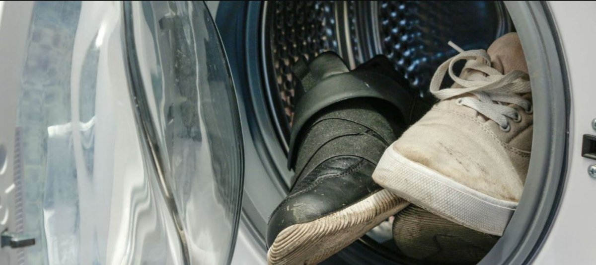 Будут как новенькие: как правильно выстирать кроссовки в стиральной машине