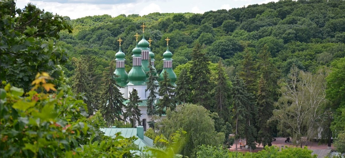 Киевлянин-бомж устроил беспредел под стенами монастыря
