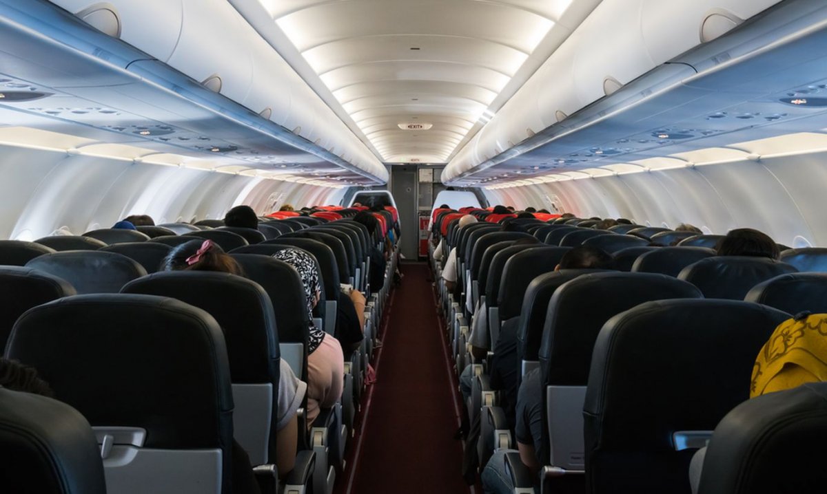 «Худший кошмар»: пассажир самолета снял на камеру, как трескается иллюминатор