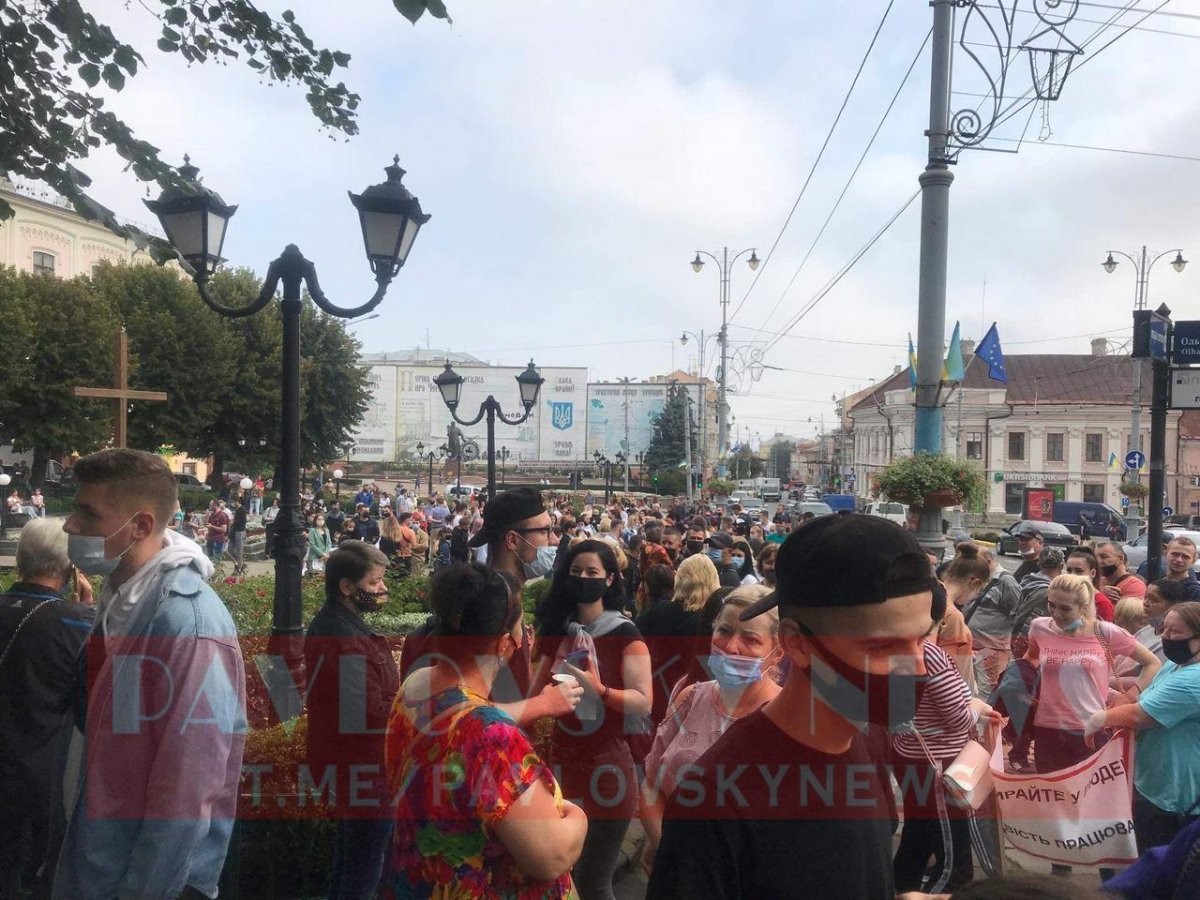В Черновцах сотни предпринимателей вышли на протест из-за усиления карантина