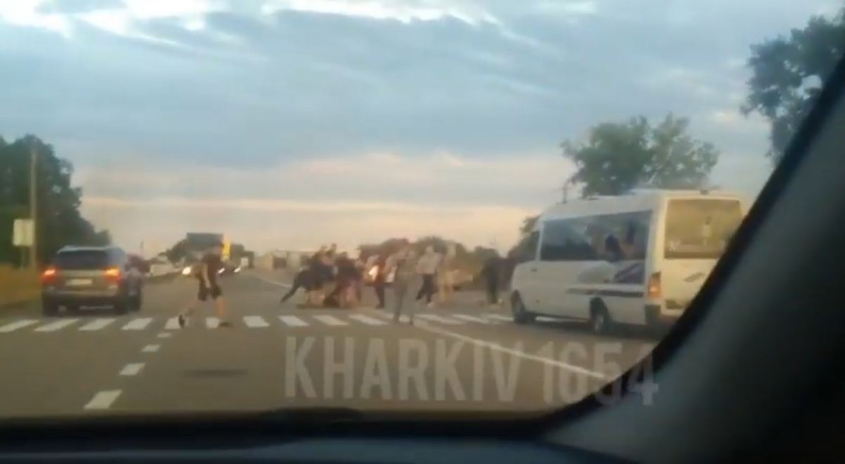 Как в лихие 90-е: кадры дерзкого нападения на автобус под Харьковом