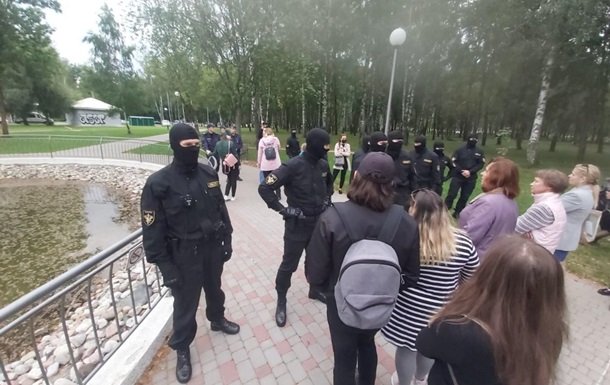 Белорусский ОМОН пытался разогнать гуляющих в парке людей с детьми