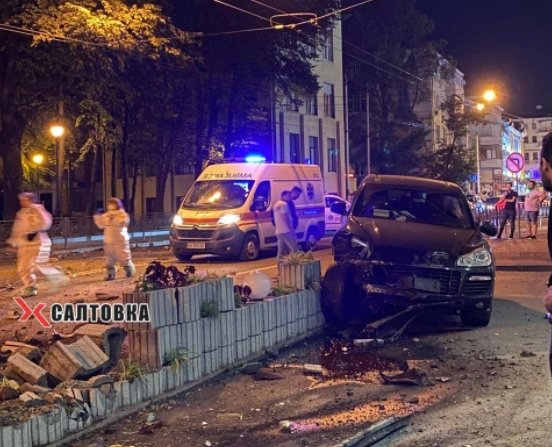 В Харькове разбили Porsche о бетонную клумбу
