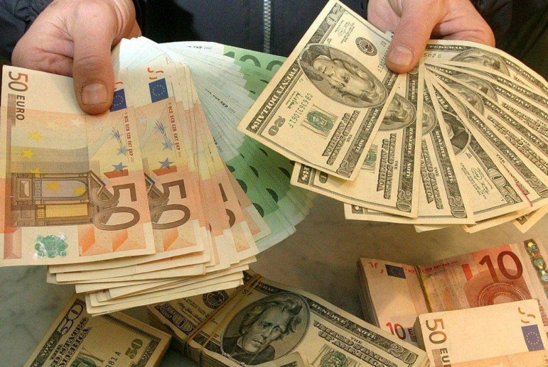 Украинцы сократили продажу и покупку валюты