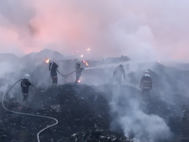 Под Полтавой спасатели ликвидируют крупный пожар на городской свалке