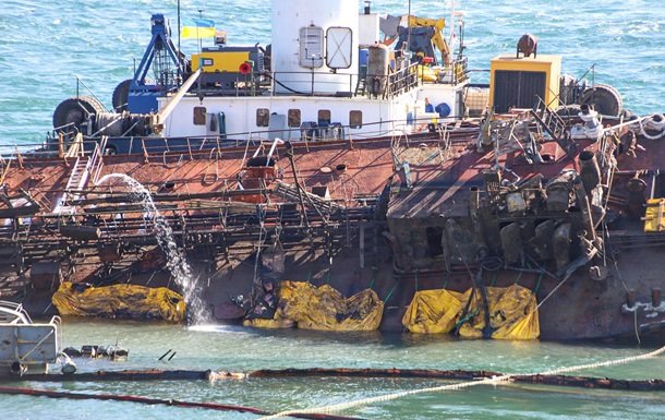 С танкера Delfi произошла очередная утечка нефтепродуктов