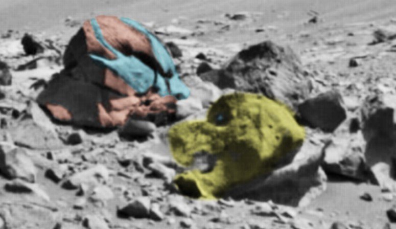 Уфолог обнаружил на Марсе две "головы пришельцев"