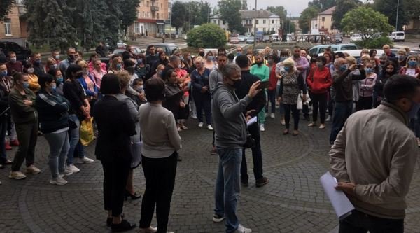 Родители в Ровенской области вышли на протест: требуют вернуть детей в школы