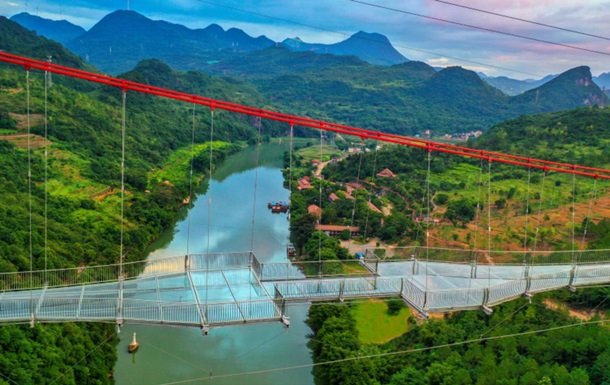 Самый длинный подвесной стеклянный мост открыли в Китае