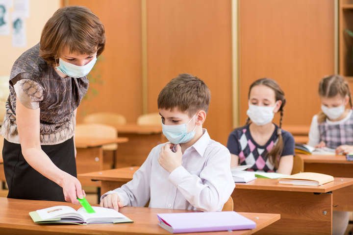 Карантин в Украине: переводить школьников на дистанционное обучение или нет