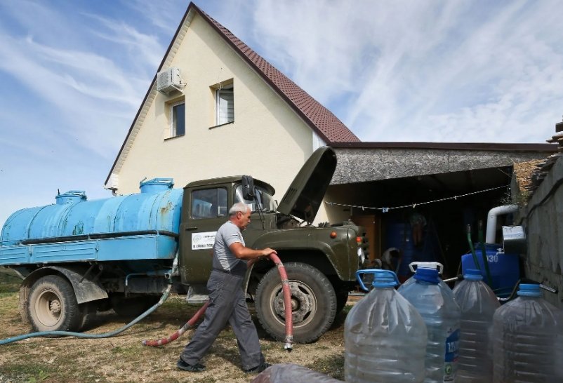 Почасовая подача питьевой воды в Крыму: дело в засухе или в политике