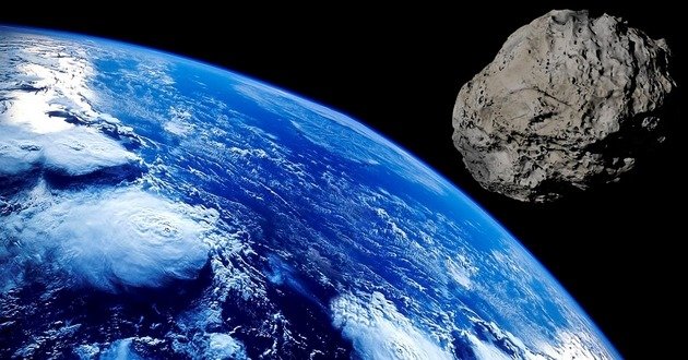 К Земле с невероятной скоростью несется огромный астероид