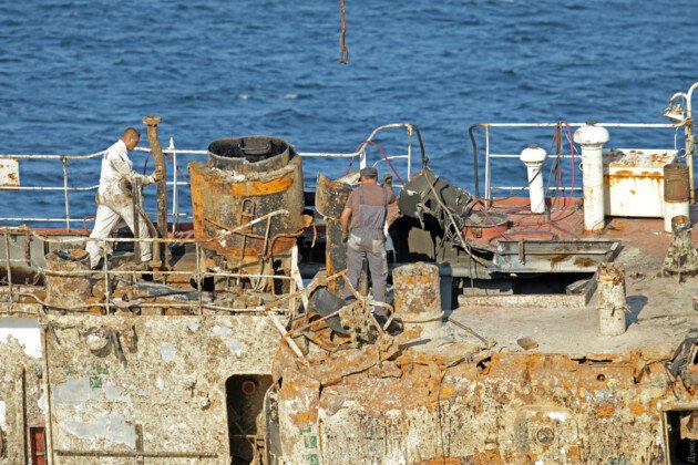 В Одессе подъем танкера Delfi снова отложили