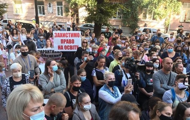 В "красных" Черновцах люди вновь вышли на протест