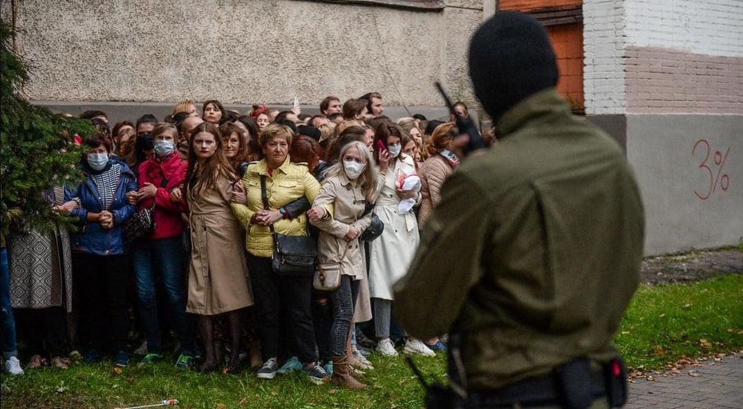 Женщин в Минске поставили « к стенке»: исторический кадр облетел Сеть