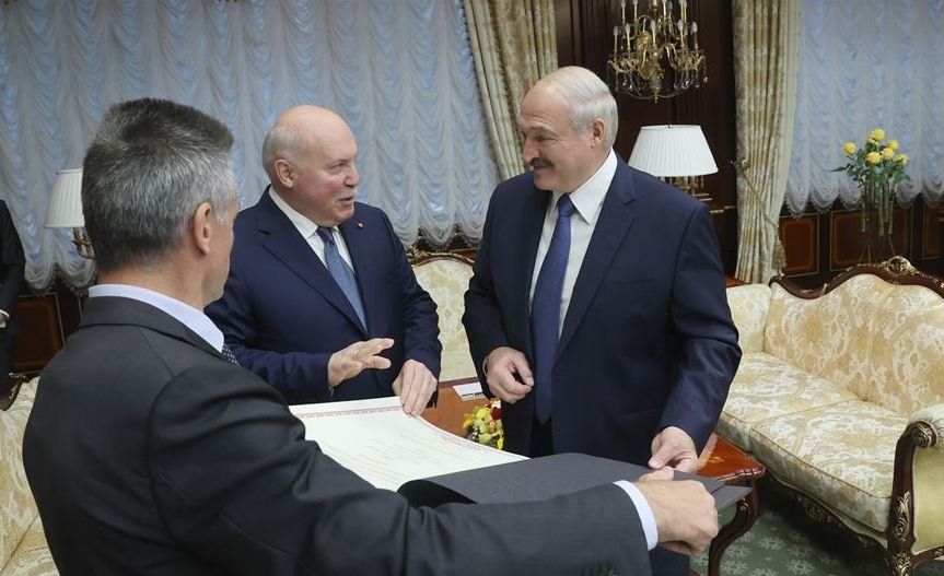 Лукашенко от Кремля подарили карту с Беларусью в составе России