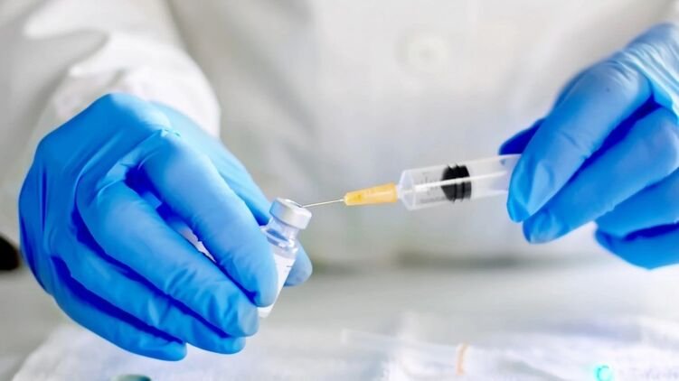 Стало известно, кто в Украине первым получит вакцину от коронавируса