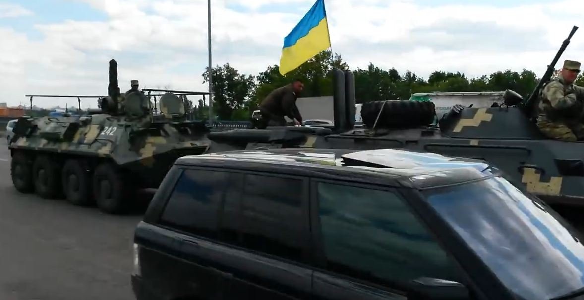 В Киев вошла колонна бронетехники