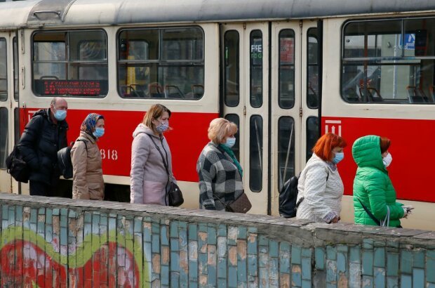 В Одессе пьяные хулиганы избили пенсионерку в трамвае