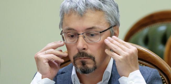 Министру Ткаченко дали в ухо яйцом: появились кадры инцидента