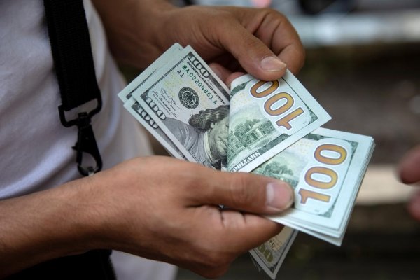 Доллар в Украине достиг психологической отметки