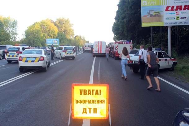 В Хмельницком столкнулись рейсовый автобус и легковушка